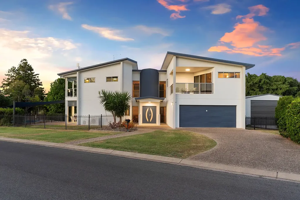 Kawana 4房  Award-winning design. Estate-defining presence. A true Rockhampton landmark.