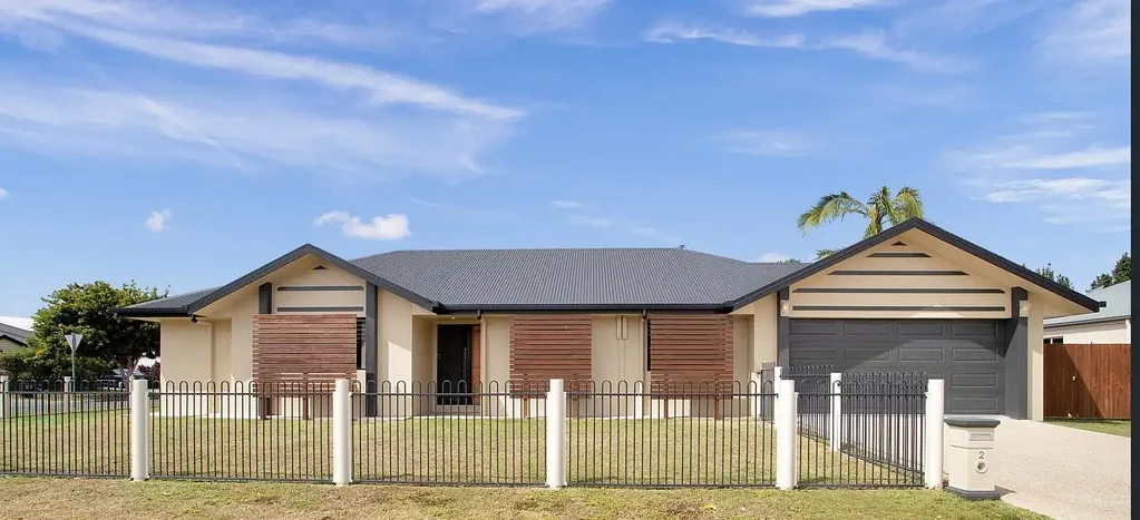 LARGE 5-BEDROOM HOME IN BLACKS BEACH