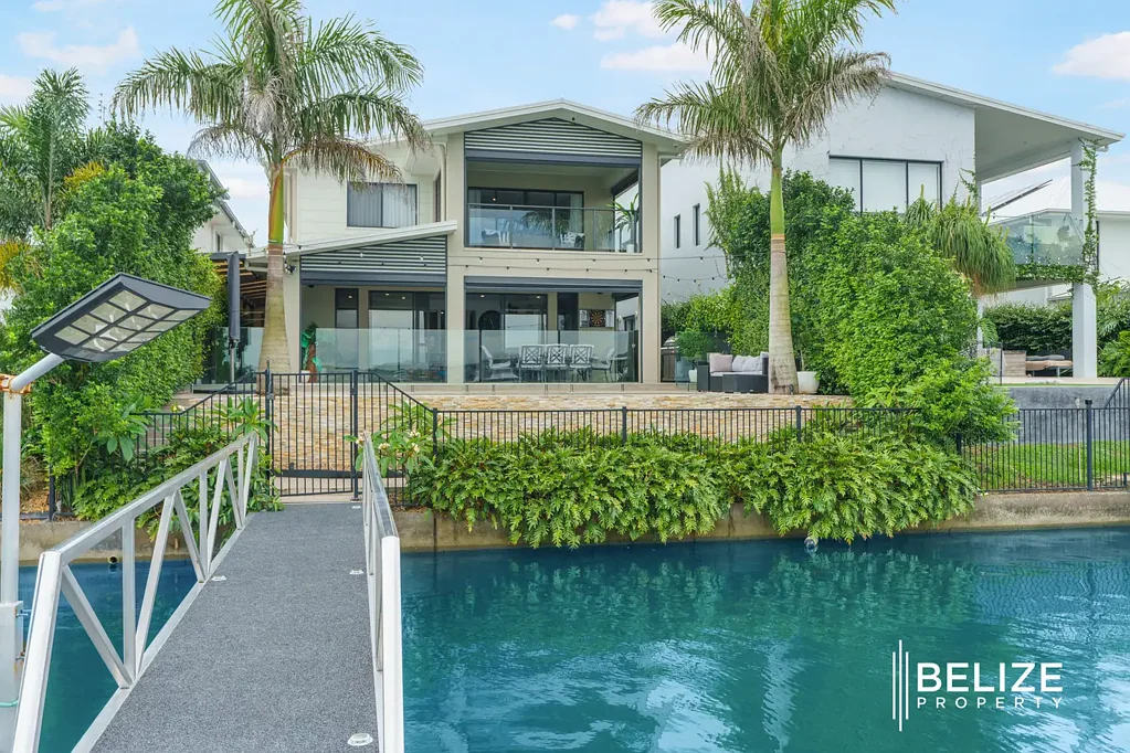 Jacobs Well 4ਬੈੱਡਰੂਮ Waterfront Home for Sale in Jacobs Well