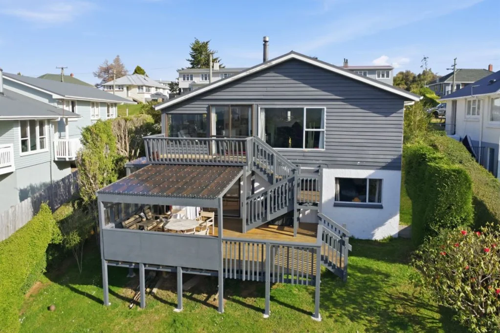 Brockville 5房  Five Bedrooms, Big Views & Outdoor Living