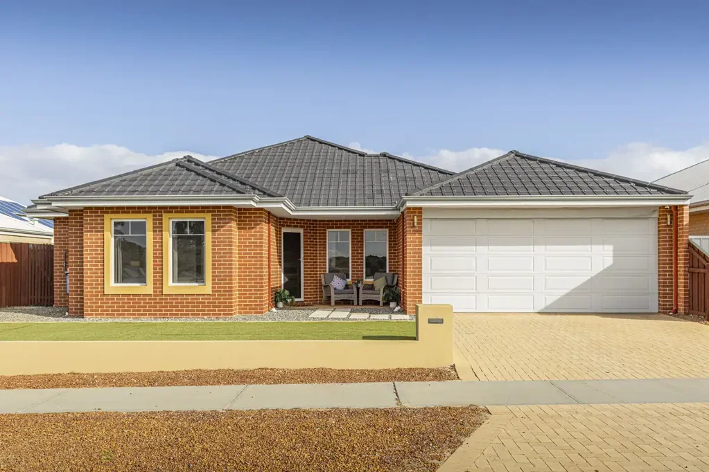 Yanchep 4 Bedroom Big Family Living with Solar, Storage and Poolside Space