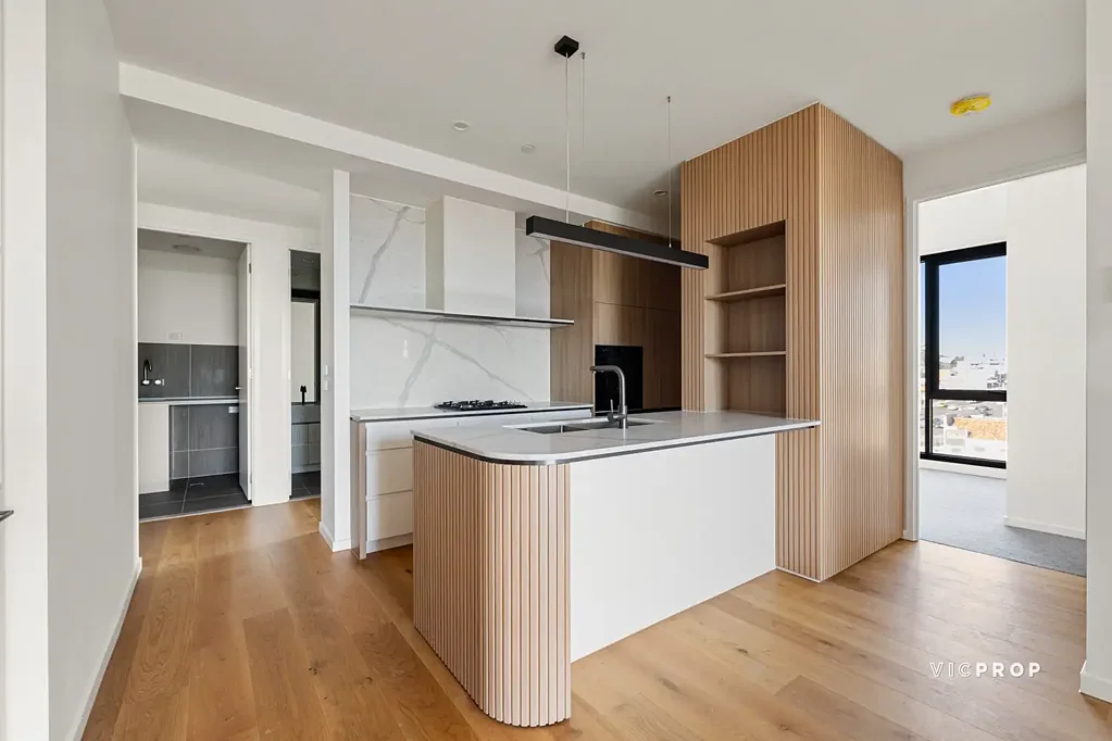 LIGHT, VIEWS & LIFESTYLE IN A PRIME LOCATION