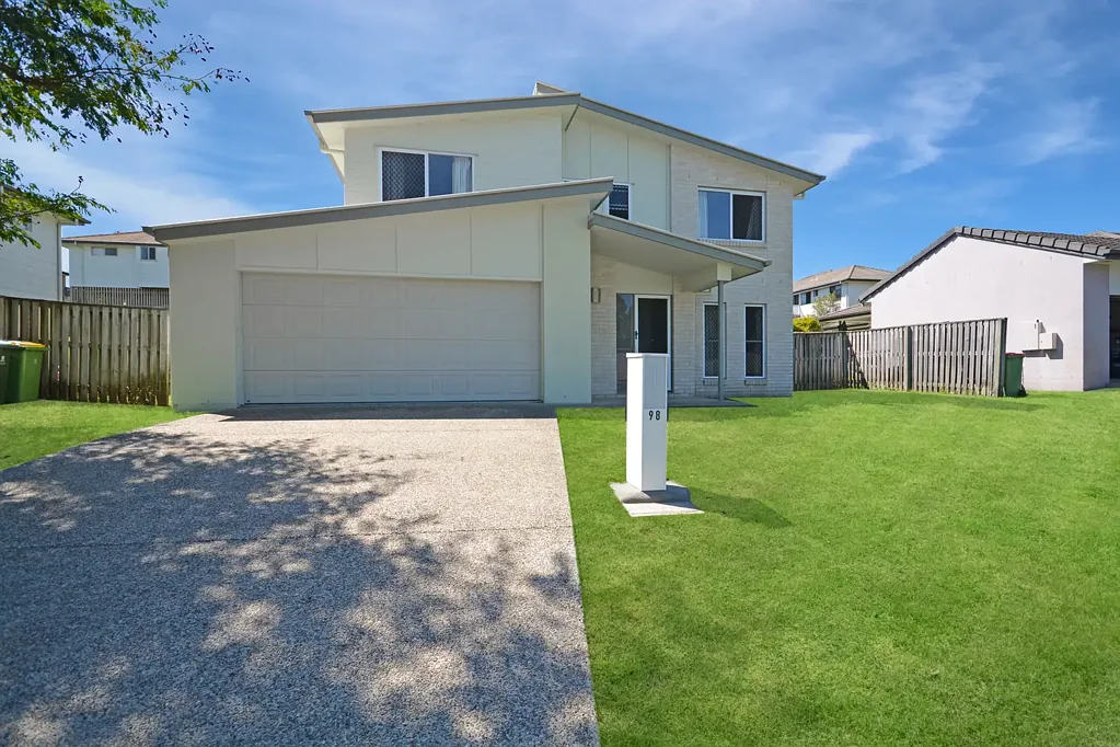 Spacious Family Home in Fernbrooke Ridge