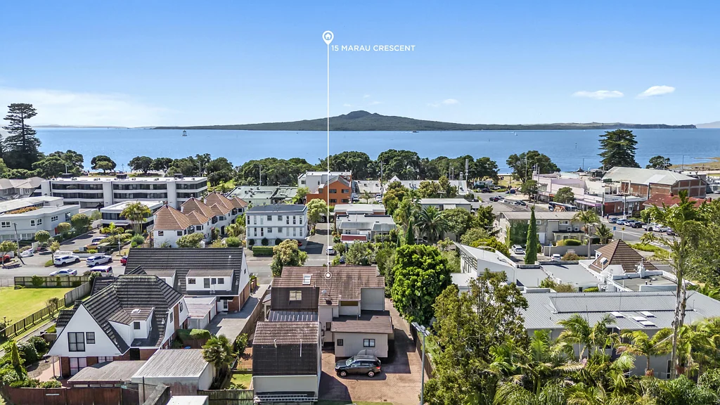 Mission Bay 5房 终极海滨生活与开发良机！双住宅配置+内进式双车库，MHU分区，步行至海滩/网球场！ Act fast, large site one block from the waterfront