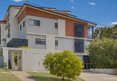 West Gladstone 2 Slaapkamer IT IS ALL ABOUT THE VIEWS…. TWO BEDROOM UNIT IN PRIME LOCATION