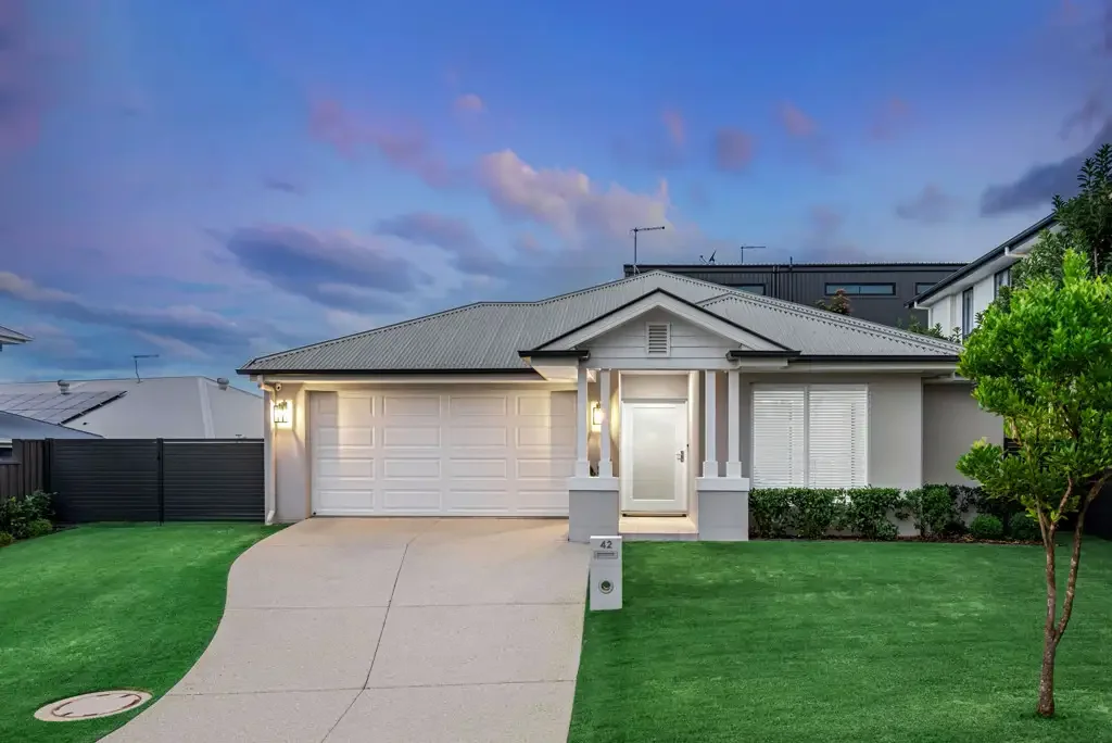 Stunning Lowset with Solar Power in Hilltop Estate!
