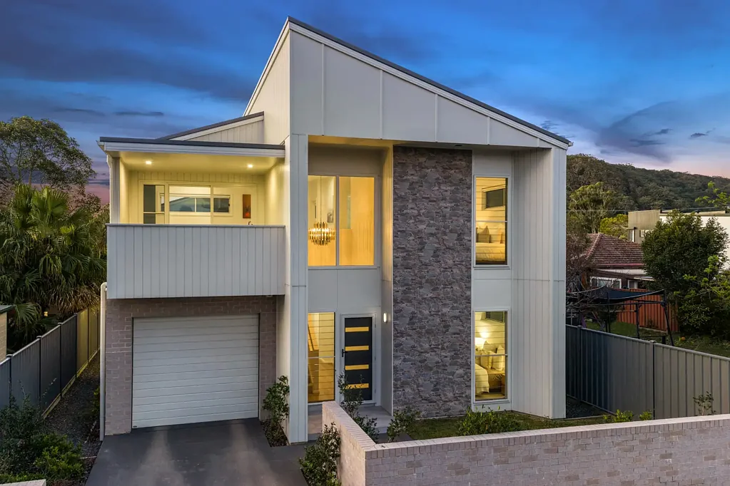 Ettalong Beach 3房  Architecturally Designed Townhouse with House-Like Benefits.