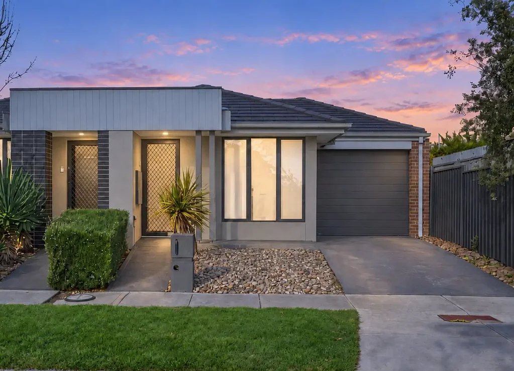 Wyndham Vale 3房 采光充足的家庭住宅，拥有宽敞的起居空间和娱乐区！ Light-Filled Family Home with Spacious Living and Entertaining!