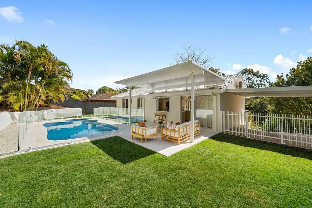 Carrara 3Kwarto Completely transformed home positioned on an elevated 754m² block