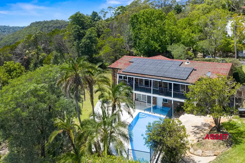 East Killara 5房 宁静林地景观 精心翻新两层 宽敞生活区域 抛光木地板 早餐吧 Bosch电器 新修盐水泳池 成熟本土花园 东Killara宁静角落 步行学校商店交通 Northerly to Rear - Sunny & Tranquil Bush Retreat with Newly Renovated Pool & Level Lawn