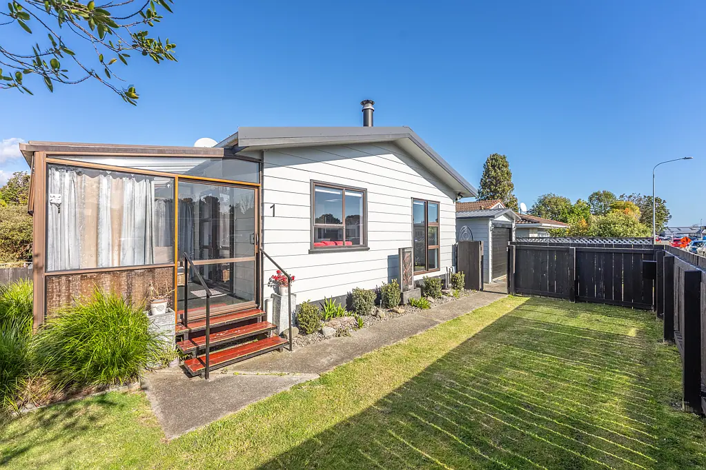 Paraparaumu Beach 2ห้องนอน "Deceased Estate" so Hurry to Hurley Road!!