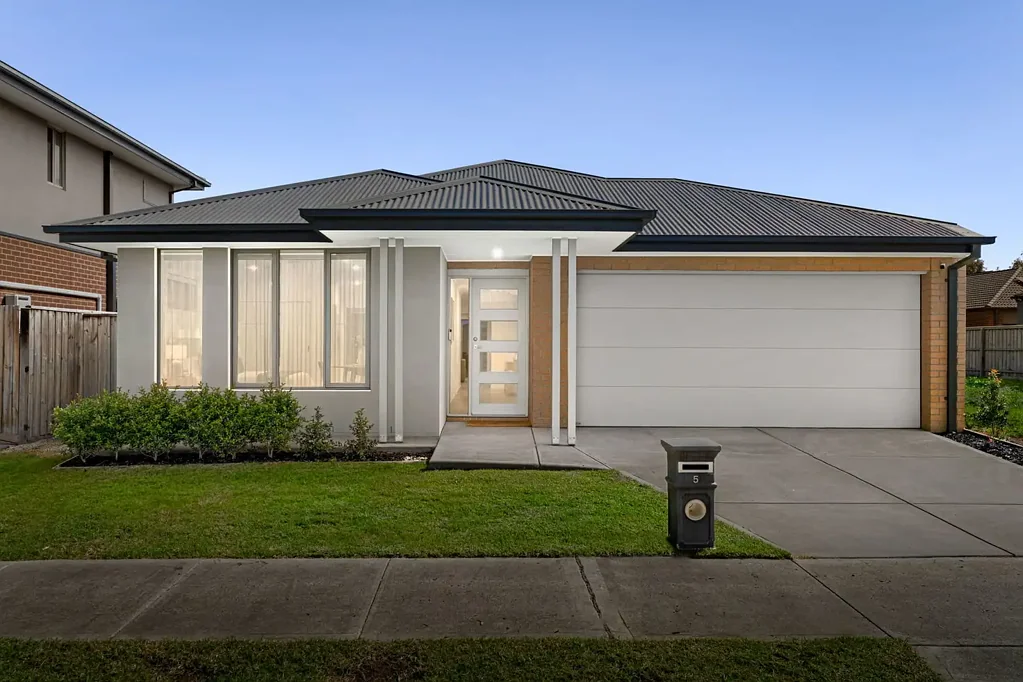 Werribee 4 Bedroom Light-Filled Family Living in the Heart of Harpley estate
