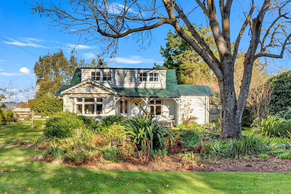 Oxford 3 Bedroom Country Charm - Modern Comfort
