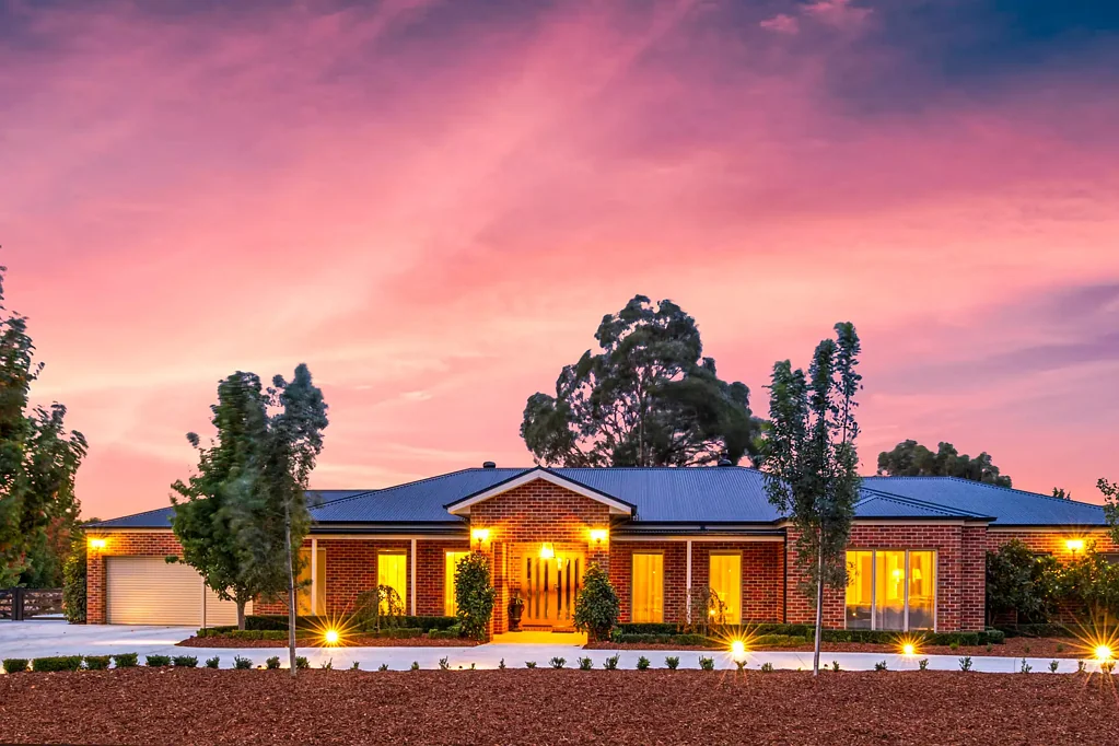 Cardigan 4房  A striking home brimming with elegance, setting the tone for this exceptional property that has been meticulously designed with functionality in mind