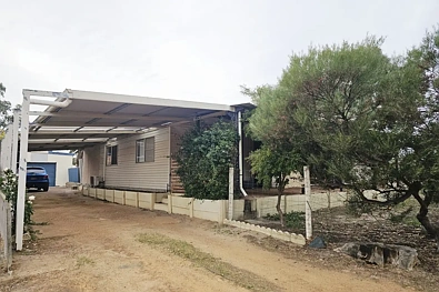 Katanning 4房  Spacious Family Home on Over an Acre - Room to Breathe, Room to Grow