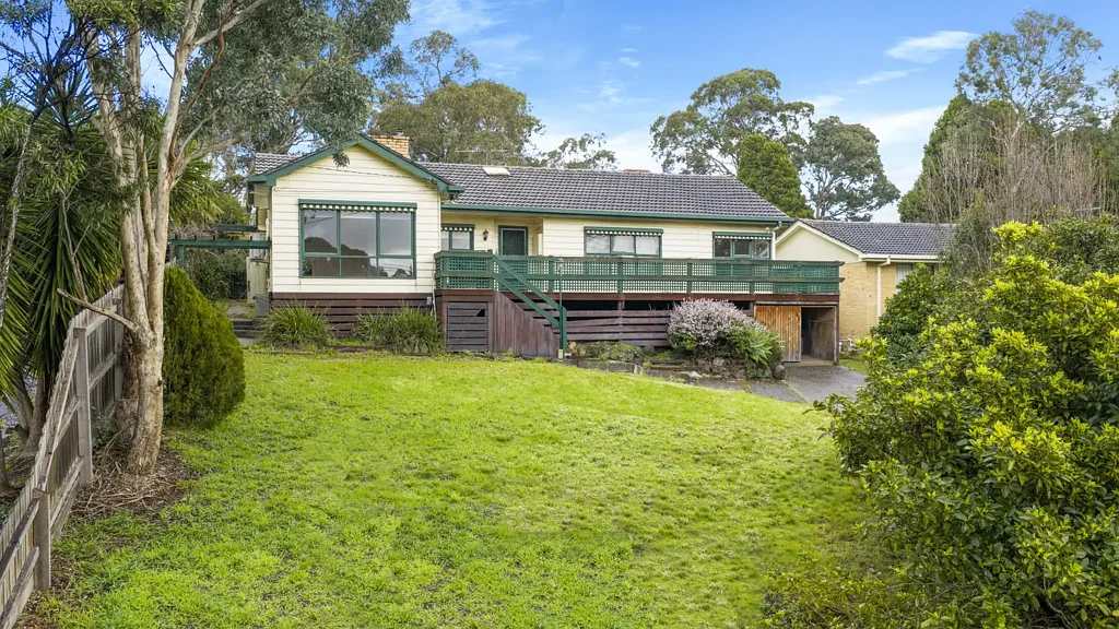 Eltham 3房 Eltham 市中心罕见的 21 米临街面——无限可能等待您 Rare 21-Metre Frontage in the Heart of Eltham - Endless Possibilities Await
