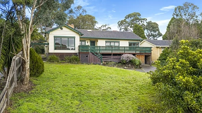 Eltham 3房 Eltham 市中心罕见的 21 米临街面——无限可能等待您 Rare 21-Metre Frontage in the Heart of Eltham - Endless Possibilities Await