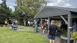 悉尼房市"抢房大战"：春季拍卖会异常火爆 ，多处房产超底价数十万成交！