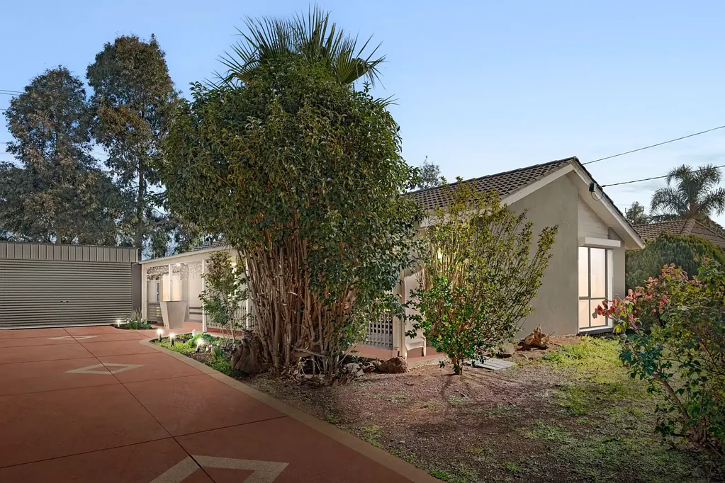 Werribee 3બેડરૂમ CHARMING HOME WITH A LARGE GARAGE ON 568M2 LAND APPROX!