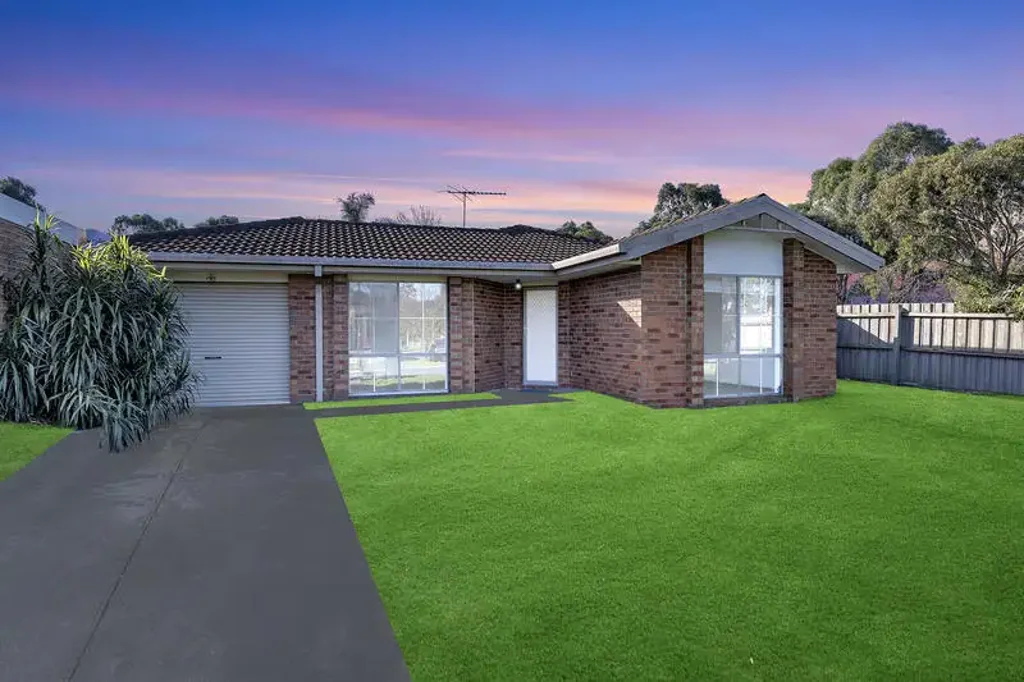 Roxburgh Park 3房 安静角落 413㎡地块 三卧两卫 单车库 开放式厨餐区 管道供暖 蒸发制冷 私密后院 优质学区 生活便利 Modern Family Living in a Prime Location