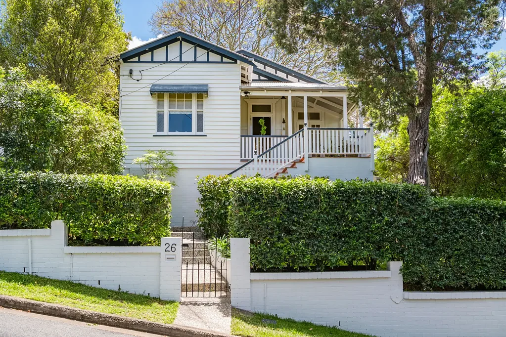 Red Hill 3房 昆士兰风格住宅 567sqm宽绰地块 朝北后院娱乐 精致时期细节 独立生活区 学区房近CBD Classic Queenslander with Leafy Aspect