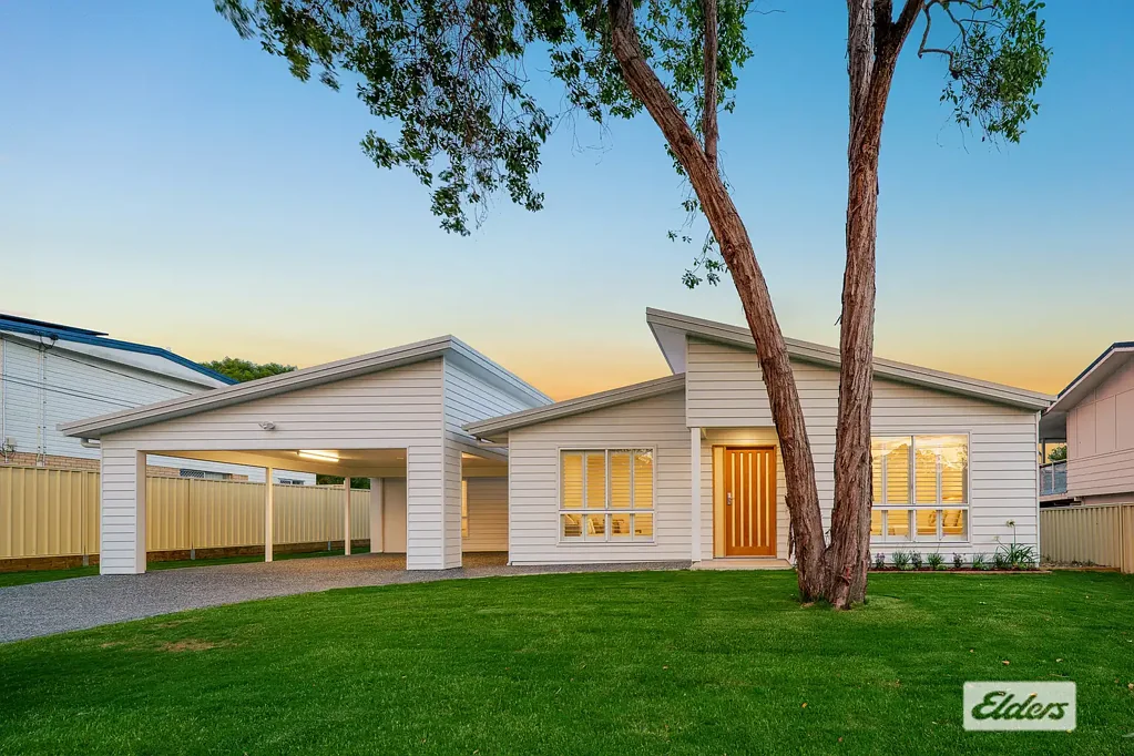 Shailer Park 4房 高端低层住宅 四个卧室石材台面 三个起居区 平坦围栏后院 860平地块 步行Hyperdome 近M1高速 DECK THE HALLS AND CALL IT HOME!