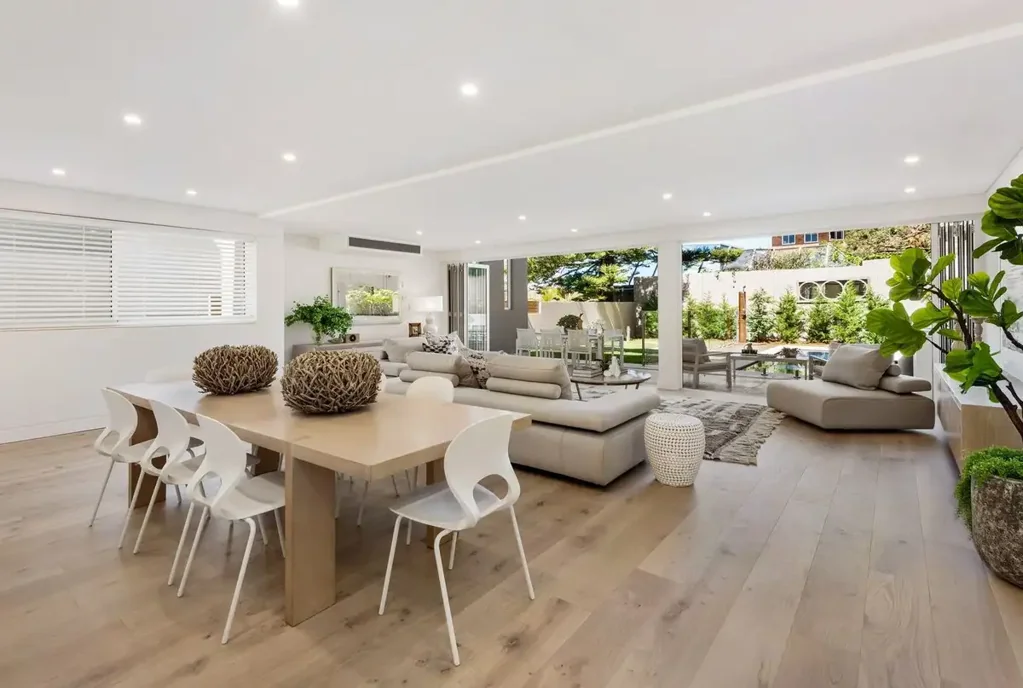 LUXURIOUS, RENOVATED DESIGNER FAMILY HOME OFFERS OCEAN VIEWS + IDEAL COASTAL LOCATION IN QUIET CUL-DE-SAC