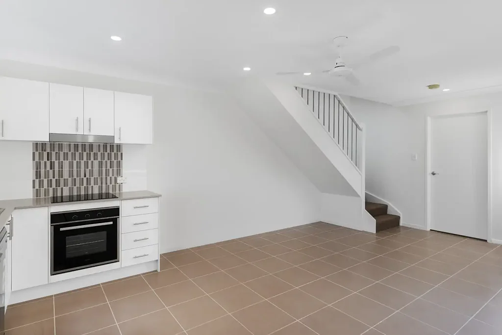 MODERN TOWNHOUSE PERFECTLY LOCATED