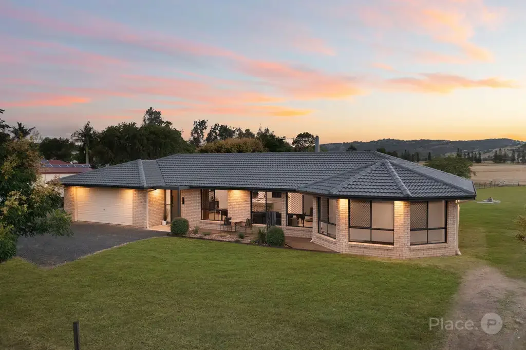 Minden 4房  Renovated Acreage Lifestyle in the Heart of Minden