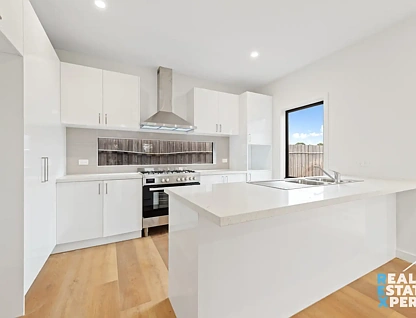 2/105 Shrives Road, Hampton Park, South East Melbourne, 3 Bedrooms, 2 Bathrooms, Townhouse