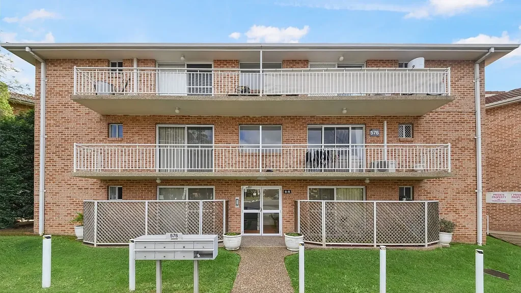 Modern Two Bedroom Unit In Central Location!!