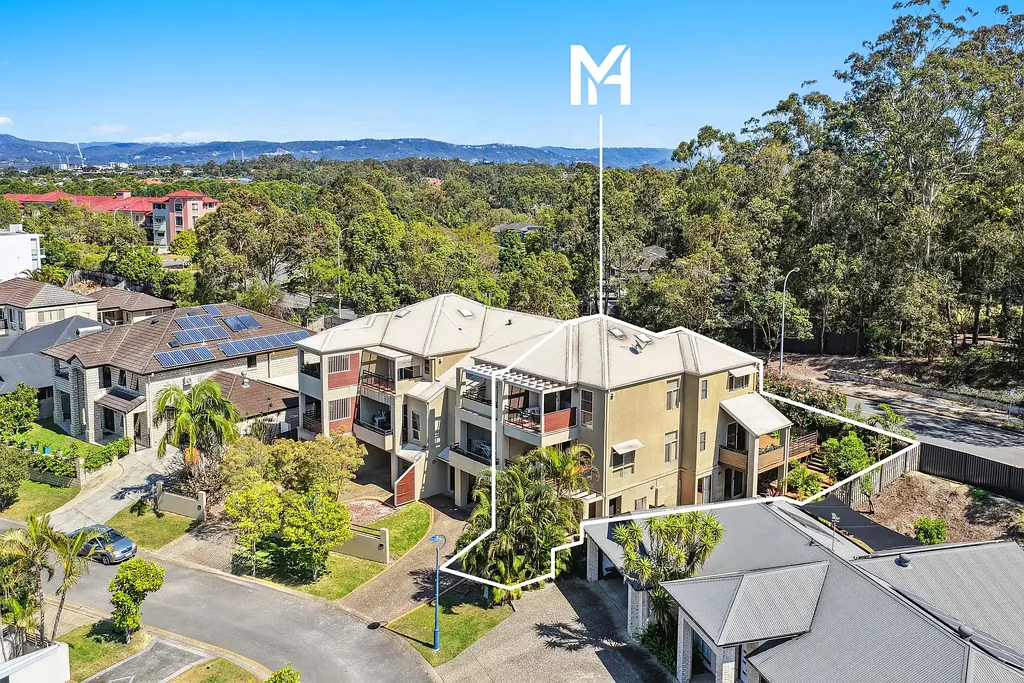 Varsity Lakes 4房  HUGE Townhouse with Panoramic Views within Sought After ‘Dress Circle’!