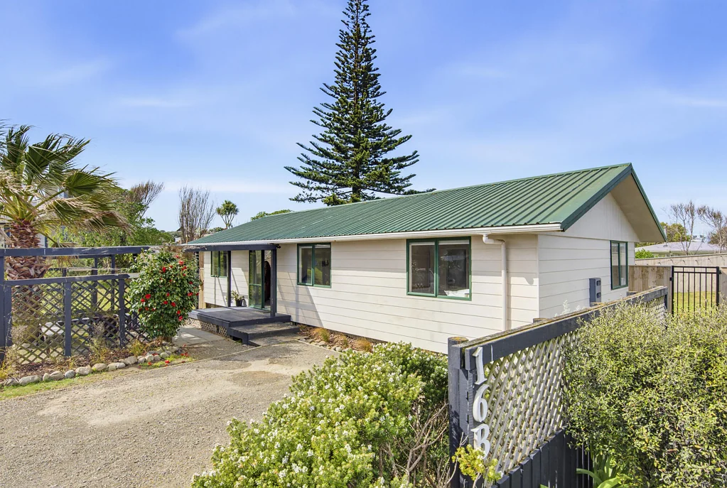 Otaki Beach 3 Slaapkamer Renovated, ready and close to the beach