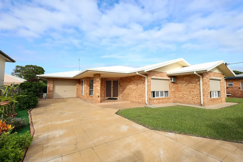 Ayr 3ห้องนอน Solid Brick Home with Shed, Security, and Seamless Indoor-Outdoor Living