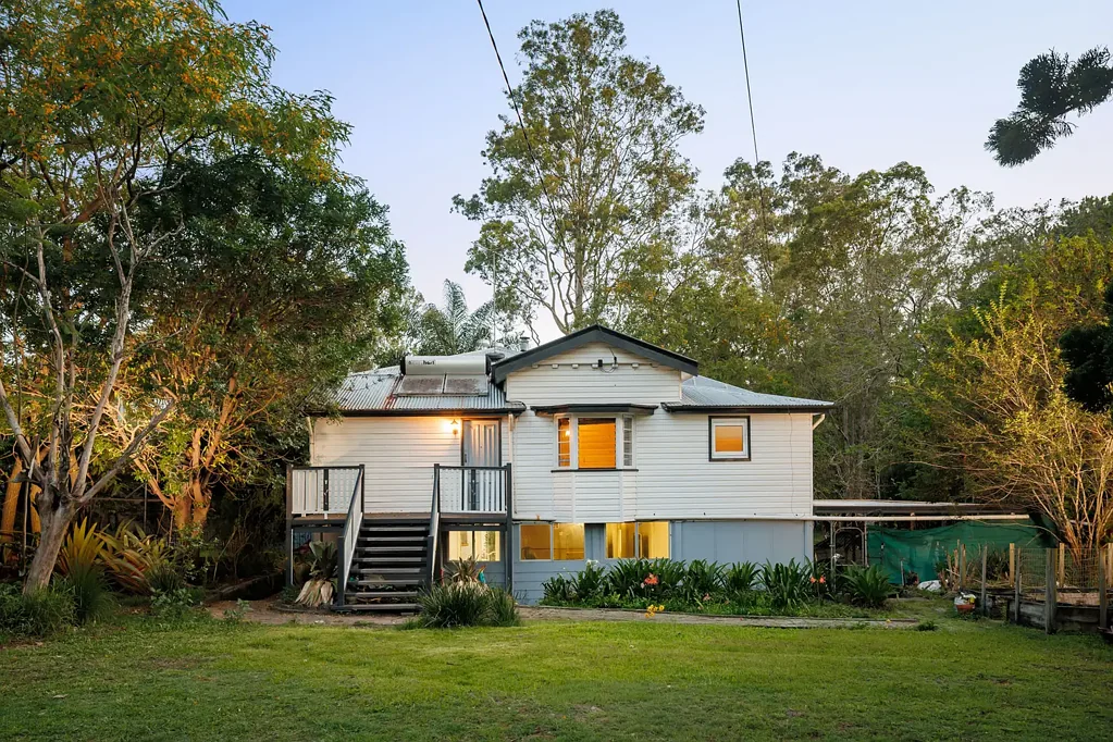 Camira 4कमरा IDEAL FAMILY RENOVATOR ON 2,484SQM WITH ENORMOUS POTENTIAL