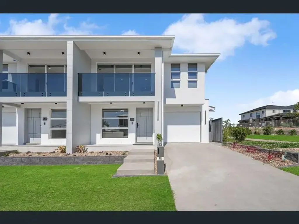 Grantham Farm 5침실 Spacious NEW torrens title duplex - 12 month lease $850/ week