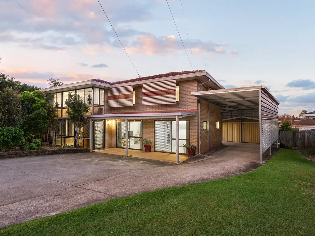 Flinders View 3कमरा Expansive Family Home with New Pool, Huge Shed & Carport! + Dual Living Potential on 1,186m²