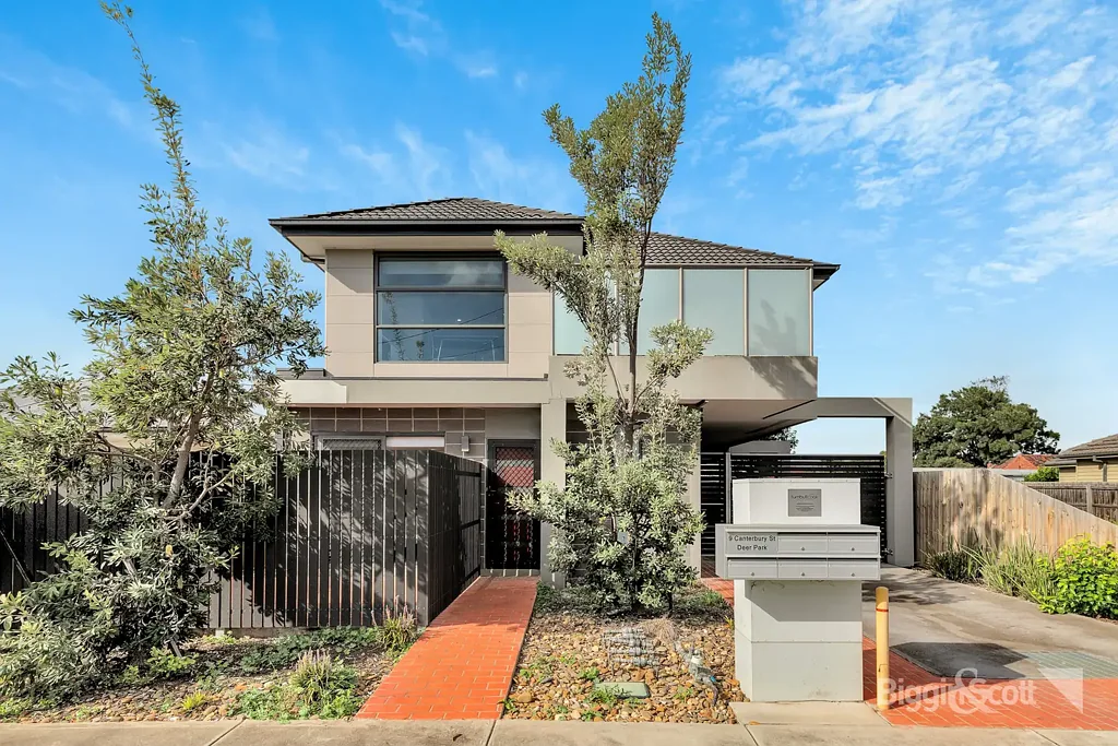 Modern & Secure Townhouse in Prime Deer Park Location