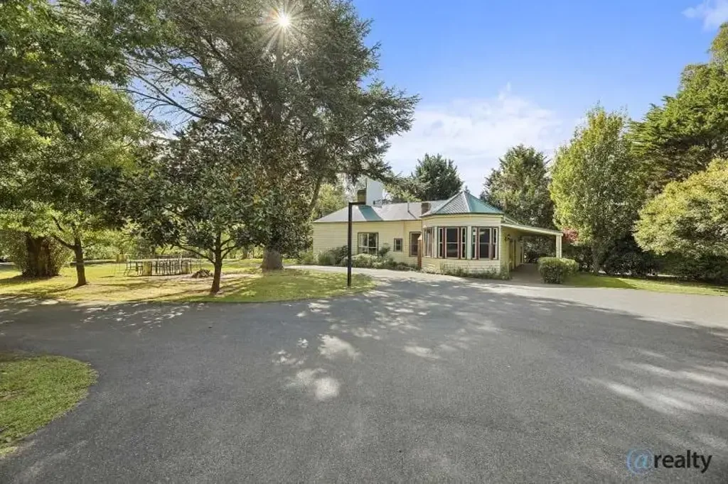 Drouin 4 Bedroom Spacious Family Haven, complete with 4 car accomodation on over 1&1/2 acres.