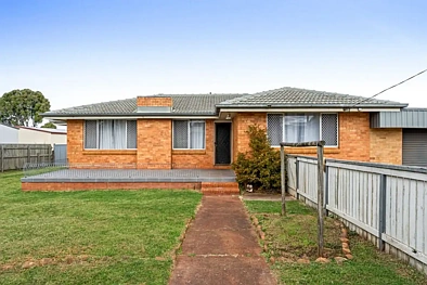 Wilsonton 3 Slaapkamer A Massive Block, Triple-Bay Shed & Plenty of Potential!