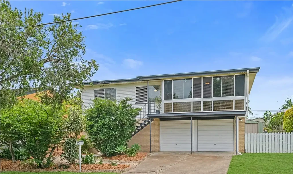 Immaculate Family Living: 4-Bedroom House with Expansive Backyard