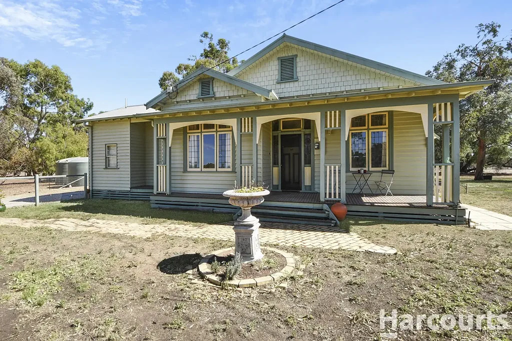 Quantong 5 Bedroom Large Family Home with Self Contained Unit