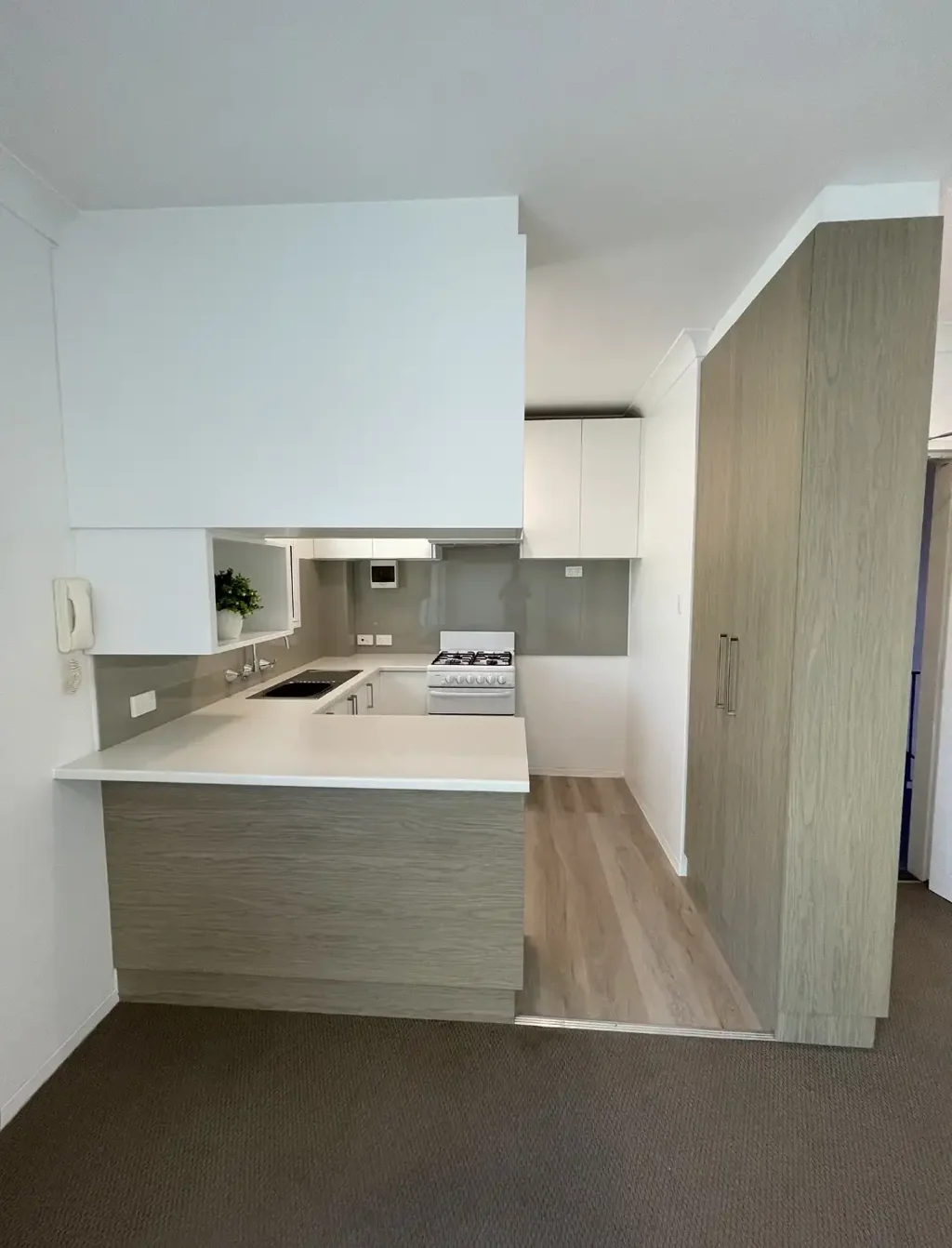 One Bedroom Apartment in Convenient Crows Nest Location!