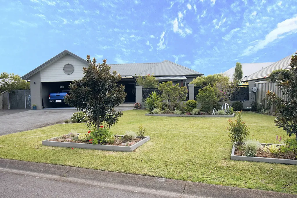 Tea Gardens 4 Bedroom Stylish & Contemporary Home in Myall Quays