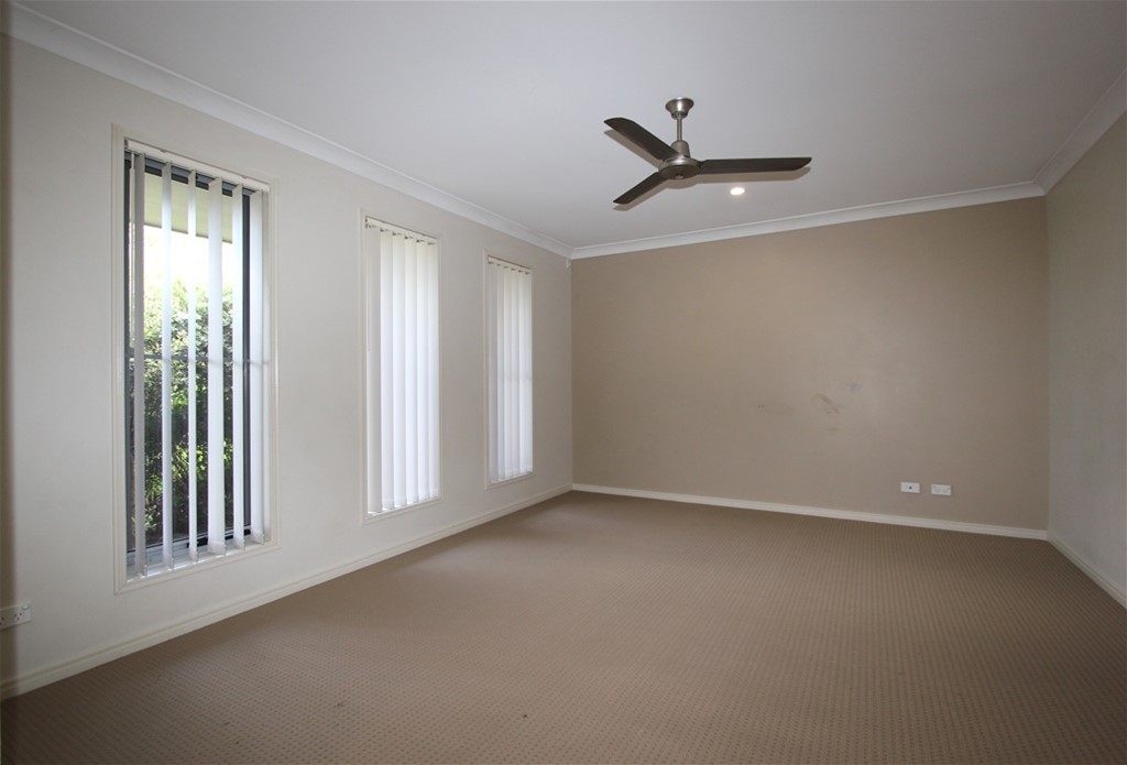 15 BASINGHALL PL, BERRINBA QLD 4117, 0 habitaciones, 0 baños, House