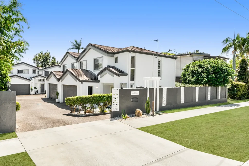 Southport 3chambre Stunning Townhouse with a Backyard Oasis in the Heart of Southport