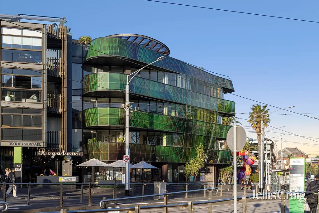 St Kilda 2房 St Kilda地标景观 二层安保公寓 宽敞露台 优质电器 主卧带阳台 步行电车热闹街角 Excite the senses with an iconic outlook