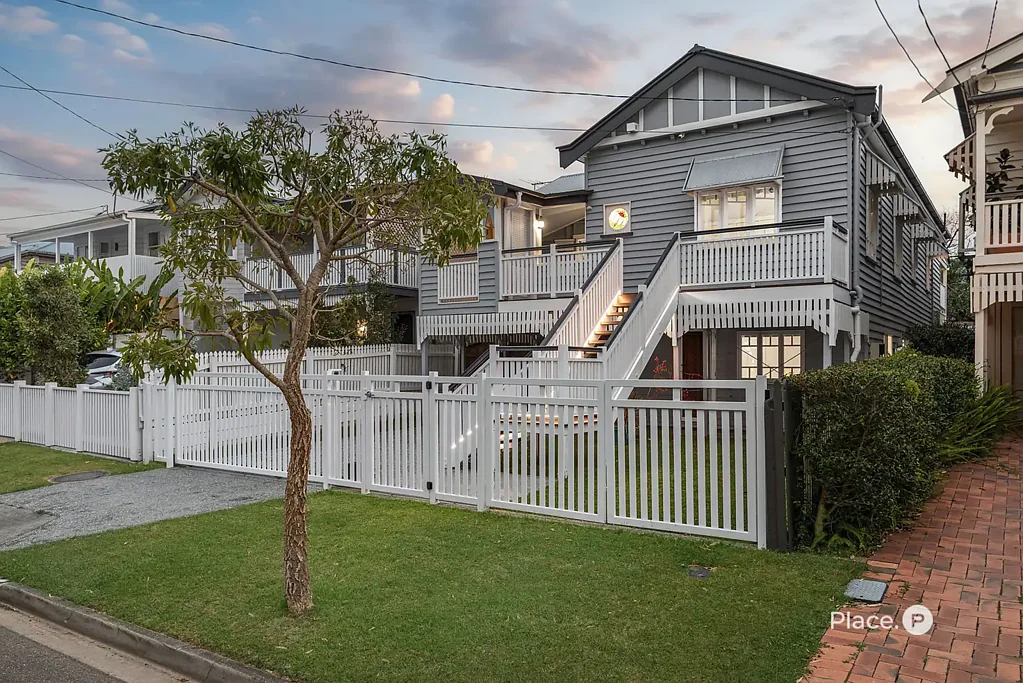 Norman Park 4房 Norman Park抢手地段 原始Queenslander特色 四卧三卫 灵活双居潜力 串联车库 全围栏后院 学区内 步行交通便捷 Charming Original Queenslander in a Family-Friendly Location