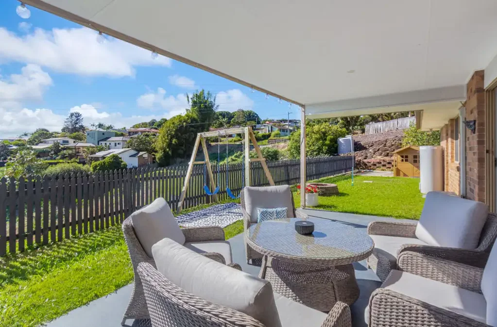 STUNNING FAMILY HOME WITH SPECTACULAR VIEWS (UNFURNISHED)