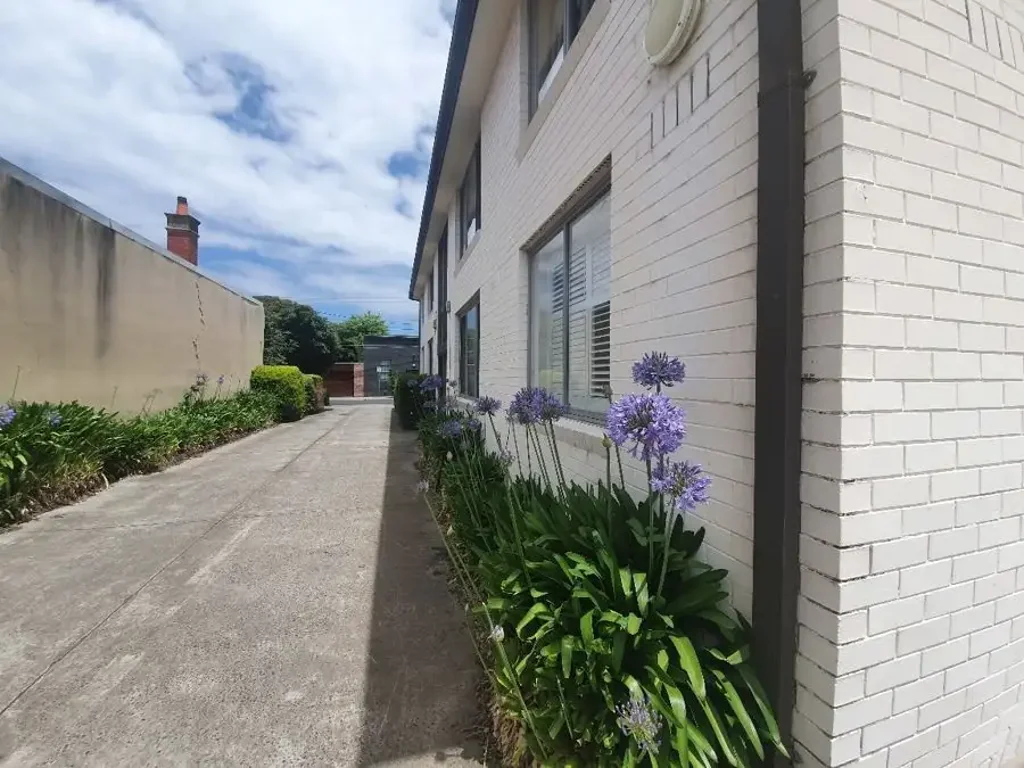 Brunswick East 2房 一楼精品公寓 2卧独立客厅 厨餐一体 闪亮卫浴 安全入口 开放车位 邻近Lygon街电车 商店餐厅 步行Brunswick站 Classic Block, Fantastic Location!